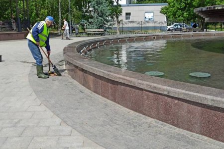 Коммунальщики восстановили фонтан на поселке Котовского, поврежденный вандалами (фото)