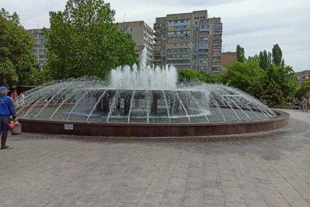 Коммунальщики восстановили фонтан на поселке Котовского, поврежденный вандалами (фото)