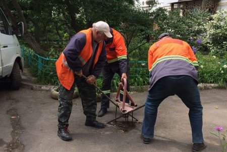 За неделю коммунальщики демонтировали более 40 незаконных барьеров для авто (фото)