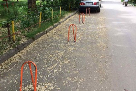 За неделю коммунальщики демонтировали более 40 незаконных барьеров для авто (фото)