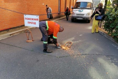 За неделю коммунальщики демонтировали более 40 незаконных барьеров для авто (фото)