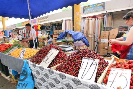 Сезонные продукты на рынке «Привоз» (фоторепортаж)