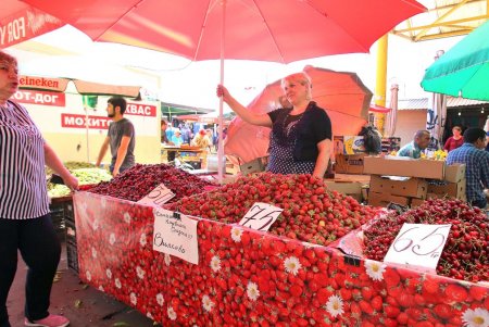 Сезонные продукты на рынке «Привоз» (фоторепортаж)