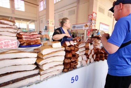 Сезонные продукты на рынке «Привоз» (фоторепортаж)