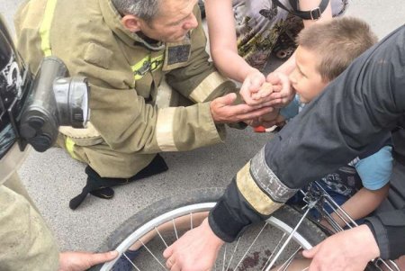 Одесские спасатели помогли ребенку освободиться из «велосипедного» плена