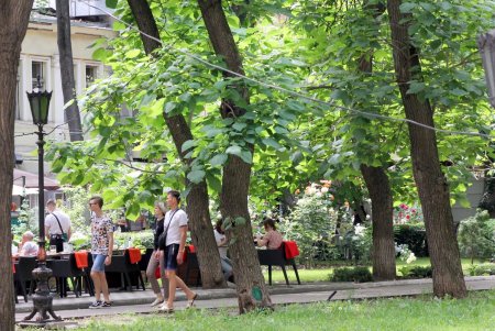 Сквер Пале-Рояль стал полностью пешеходной зоной (фоторепортаж)