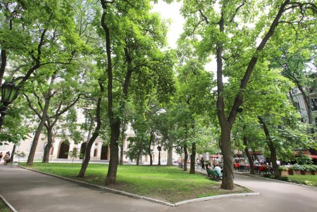 Сквер Пале-Рояль стал полностью пешеходной зоной (фоторепортаж)