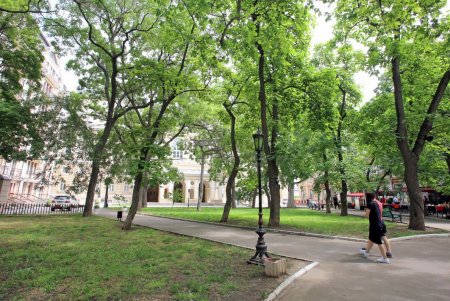 Сквер Пале-Рояль стал полностью пешеходной зоной (фоторепортаж)