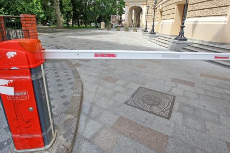 Сквер Пале-Рояль стал полностью пешеходной зоной (фоторепортаж)