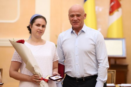 Муниципалитет поздравил 15 одесситок с присвоением почетного звания «Мать-героиня» (фото)