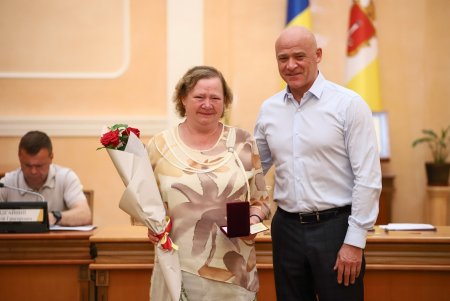 Муниципалитет поздравил 15 одесситок с присвоением почетного звания «Мать-героиня» (фото)