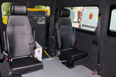 Одесский центр неотложной медпомощи получил автомобиль с выдвижным пандусом (фото)