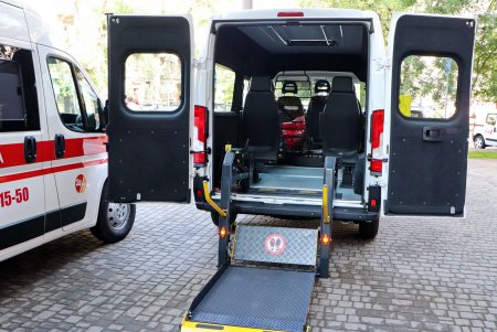 Одесский центр неотложной медпомощи получил автомобиль с выдвижным пандусом (фото)