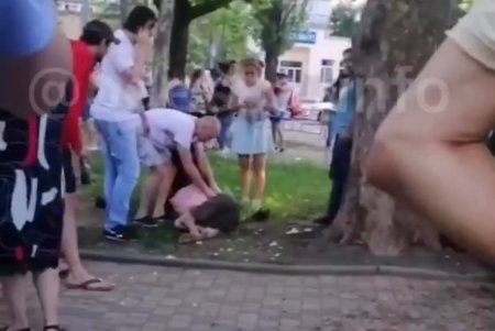 На Таирова иномарка выехала на тротуар и сбила мужчину (фото, видео)