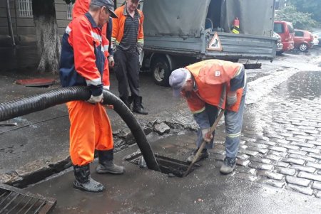Продолжительный ливень не вызвал подтоплений, но коммунальщики все же дежурят на проблемных улицах (фото)