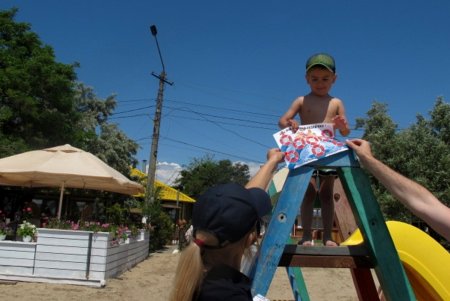 Спасатели разъяснили отдыхающим в Лузановке правила поведения на воде (фото)