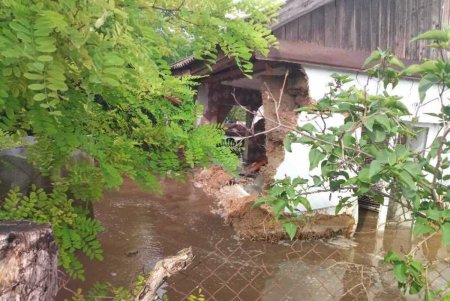 В селе Старая Некрасовка Измаильского района ливень до окон затопил подворья — в доме пенсионерки размыло стену (фото) 