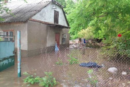 В селе Старая Некрасовка Измаильского района ливень до окон затопил подворья — в доме пенсионерки размыло стену (фото) 