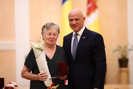 Медработникам Одессы вручили ключи от квартир и почетные награды города (фото) 