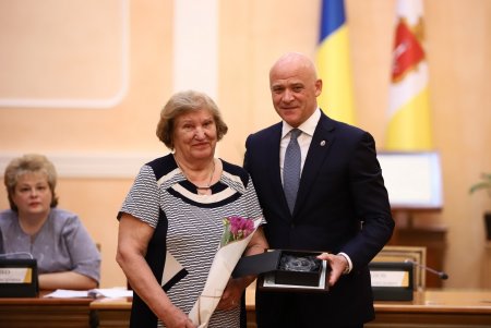 Медработникам Одессы вручили ключи от квартир и почетные награды города (фото) 