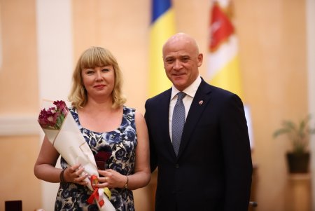 Медработникам Одессы вручили ключи от квартир и почетные награды города (фото) 