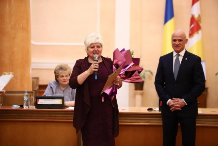 Медработникам Одессы вручили ключи от квартир и почетные награды города (фото) 