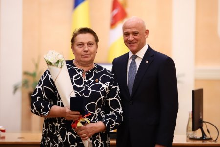 Медработникам Одессы вручили ключи от квартир и почетные награды города (фото) 