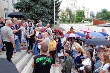 Требовали отменить карантин: в Болградском районе протестующие ворвались в здание РГА