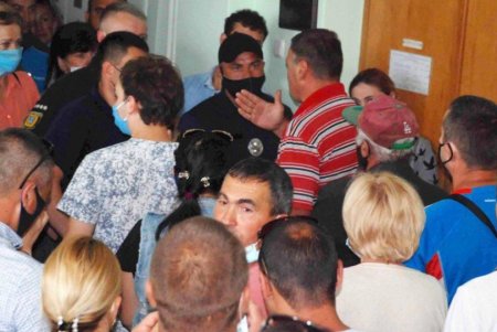 Требовали отменить карантин: в Болградском районе протестующие ворвались в здание РГА