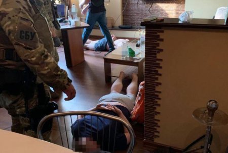 Принимали заказы на сайте и делали «закладки»: банда наркодилеров сбывала по всей Одессе опасные психотропы (фото) 