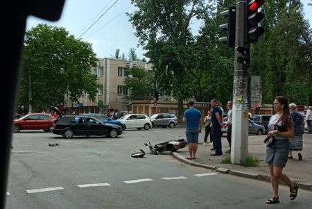 В результате аварии на Черемушках попал в больницу водитель мопеда (фото)