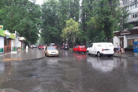 Сильный ливень обрушился на поселок Котовского (фото, видео)