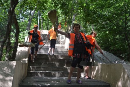 В парке «Юбилейный» коммунальщики навели чистоту: посетителей просят поддерживать порядок (фото)