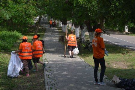 В парке «Юбилейный» коммунальщики навели чистоту: посетителей просят поддерживать порядок (фото)