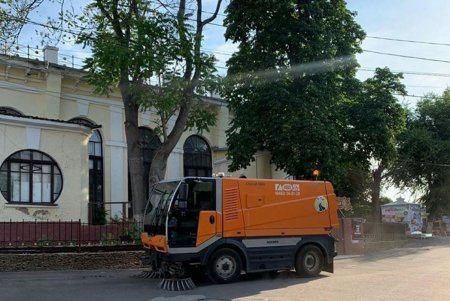 В парке «Юбилейный» коммунальщики навели чистоту: посетителей просят поддерживать порядок (фото)