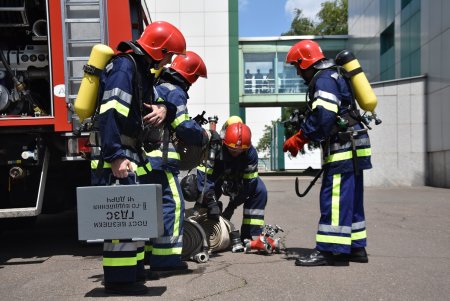 На Одесском припортовом заводе прошли учения по ликвидации последствий взрыва газопровода и утечки аммиака (фото)