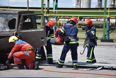 На Одесском припортовом заводе прошли учения по ликвидации последствий взрыва газопровода и утечки аммиака (фото)