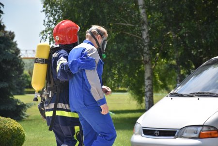 На Одесском припортовом заводе прошли учения по ликвидации последствий взрыва газопровода и утечки аммиака (фото)