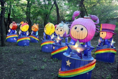 Выставка гигантских китайских фонарей в Савицком парке (фоторепортаж)