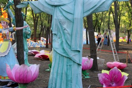 Выставка гигантских китайских фонарей в Савицком парке (фоторепортаж)