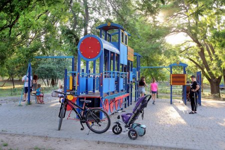 Выставка гигантских китайских фонарей в Савицком парке (фоторепортаж)