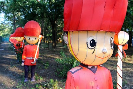 Выставка гигантских китайских фонарей в Савицком парке (фоторепортаж)