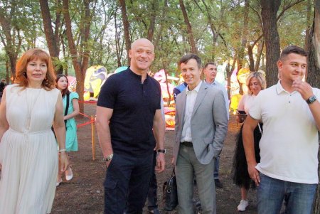 Выставка гигантских китайских фонарей в Савицком парке (фоторепортаж)