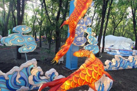 Выставка гигантских китайских фонарей в Савицком парке (фоторепортаж)