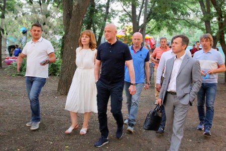 Выставка гигантских китайских фонарей в Савицком парке (фоторепортаж)