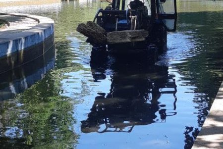 В парке Победы коммунальщики создают водяной грот (фото)
