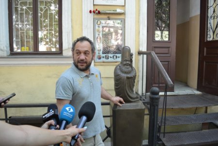«Дарит людям счастье»: у входа в музей Блещунова поставили копию статуи Господина Шоу-Сина (фото)