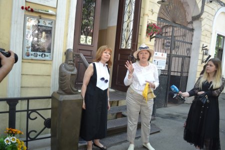 «Дарит людям счастье»: у входа в музей Блещунова поставили копию статуи Господина Шоу-Сина (фото)