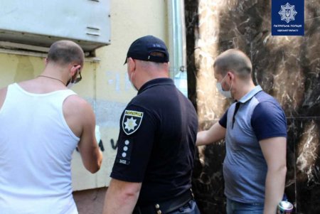 Борьба с наркоманией: одесские полицейские закрашивали рекламу веществ и меняли сигареты на яблоки (фото)