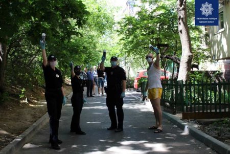 Борьба с наркоманией: одесские полицейские закрашивали рекламу веществ и меняли сигареты на яблоки (фото)